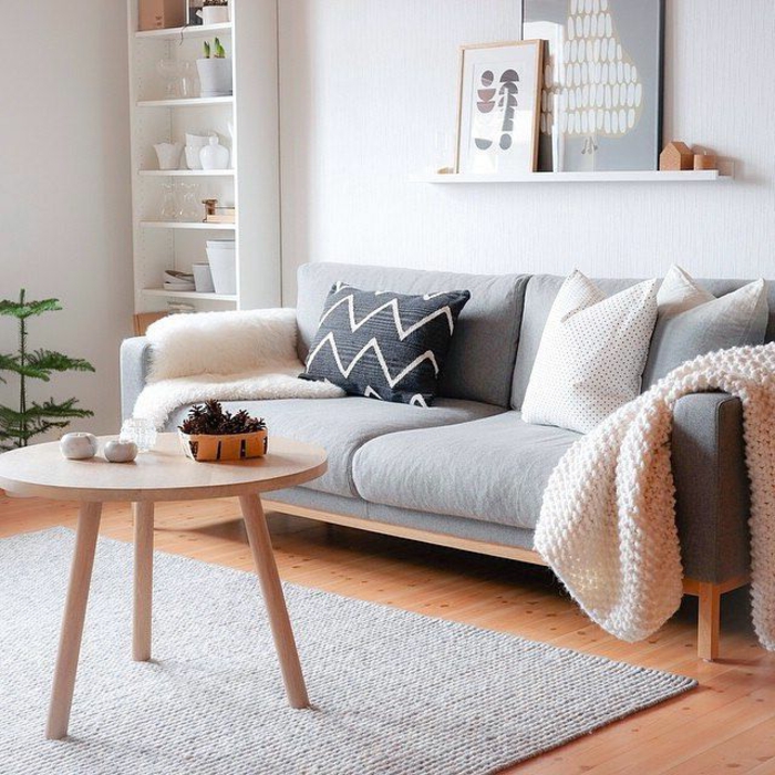 meuble gris, table en bois style scandinave, sofa scandinave gris, tapis gris pâle, peinture murale grise