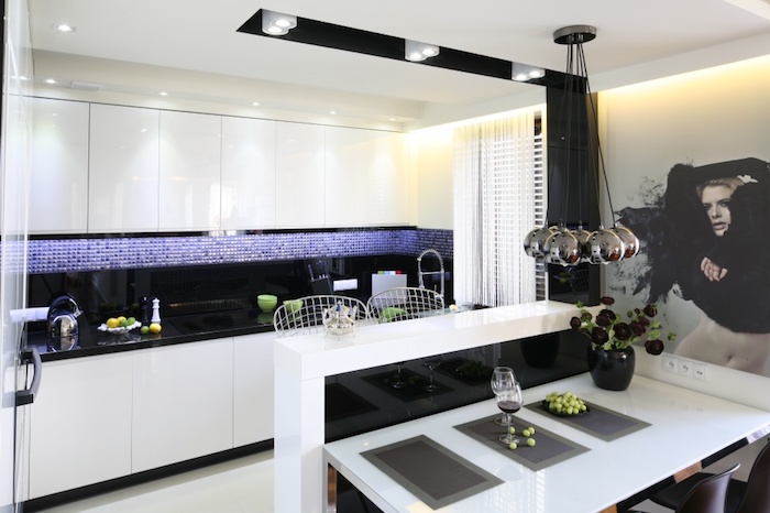cuisine aménagée, meubles de cuisine blanc sans poignées, carrelage mosaïque violet et noir