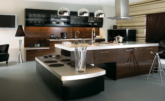 cuisine avec ilot central, plafond blanc, meubles de cuisine noirs en verre, ilot central en bois foncé