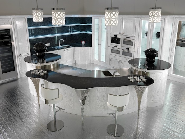 cuisine avec ilot central, étagères en verre, bar de cuisine en blanc et noir avec comptoir gris