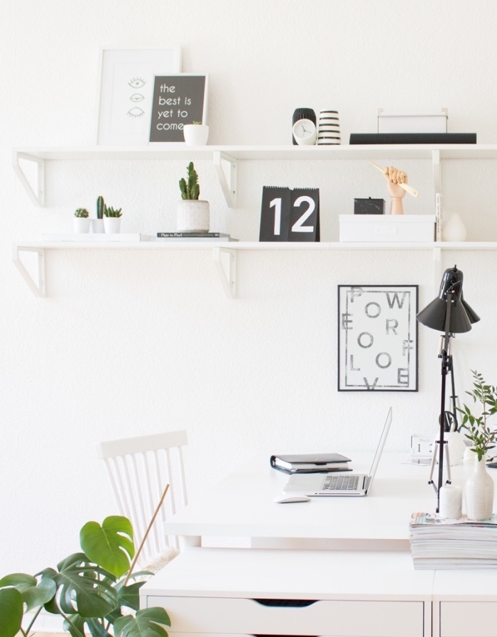 idée amenagement bureau, deco scandinave pas cher, bureau et chaise blanche, étagères blanches avec accessoires deco noir et blanc