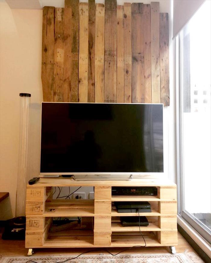 mobilier palette de salon pour tv et hifi et mur de planches en bois