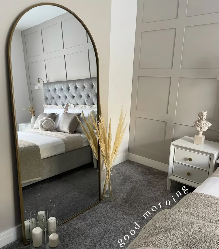 miroir grand mur accent effet moulures couleur taupe et gris clair