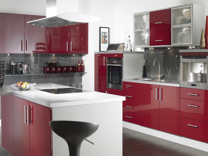 idée comment aménager une cuisine couleur bordeau, façade cuisine et îlot rouge, crédence et carrelage sol gris
