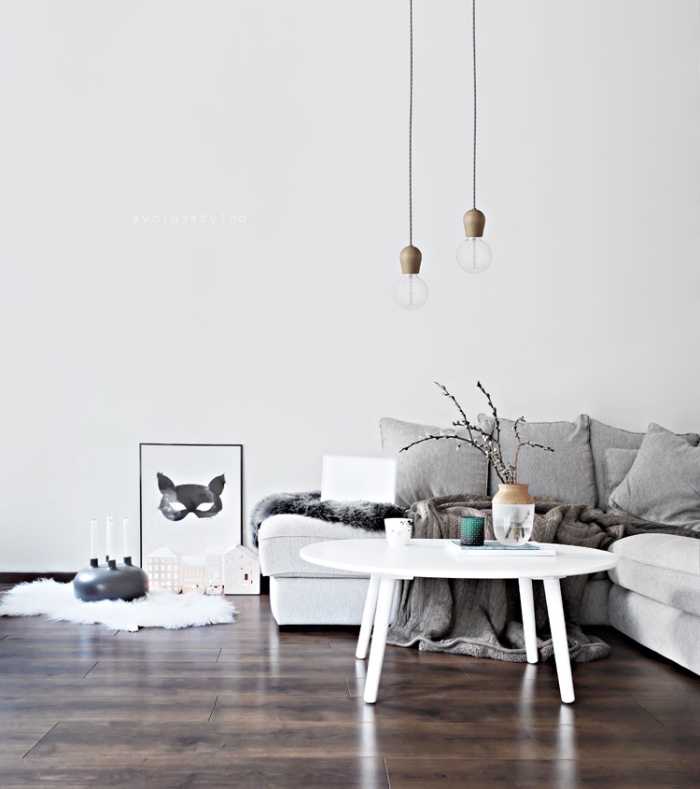idée intérieur nordique avec des meubles scandinaves, canapé et table basse blanche, parquet marron foncé, decoration scandinave, suspensions industrielles