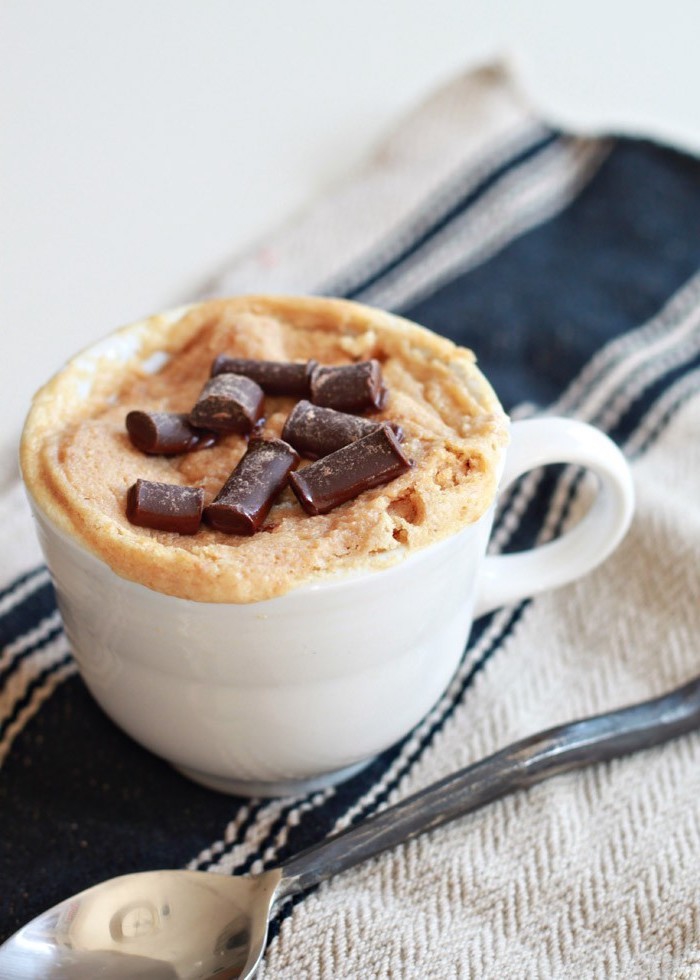 recette vegan de mug cake vanille au beurre de cacahuète cuit en deux minutes au micro-ondes
