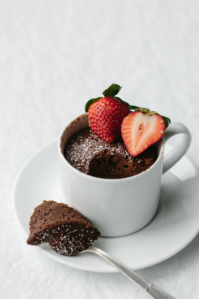 une recette rapide de mug cake regime au chocolat confectionnée dans une tasse, dessert paléo délicieux au chocolat et fraises
