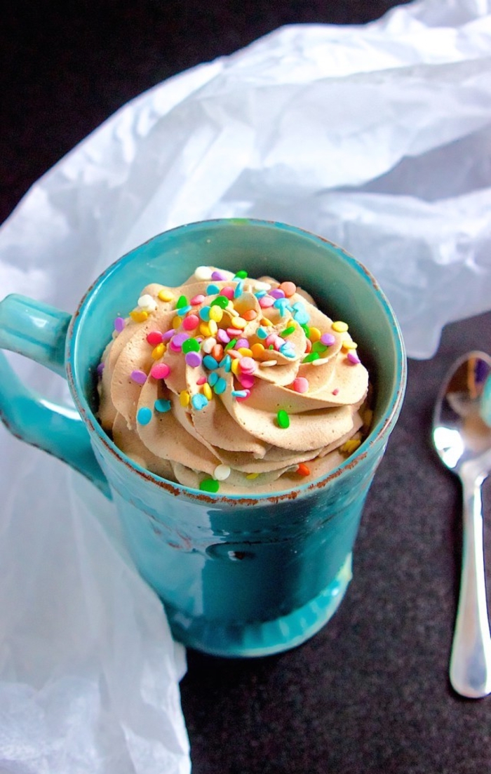 une recette de dessert minute façon mug cake vanille au glaçage de crème fouettée chocolatée 