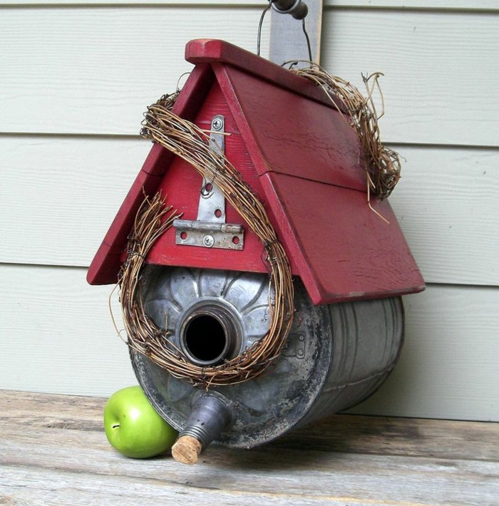 nichoir oiseaux en matériaux rustiques, maisonette en arrosoire et bois recyclé
