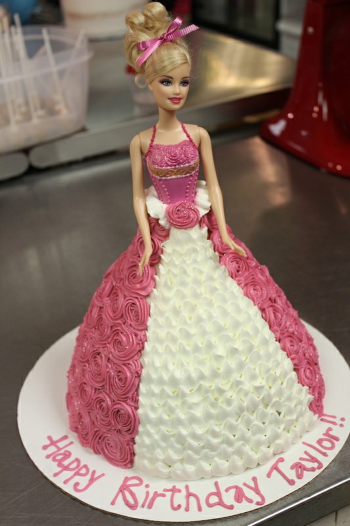 Délicieux gâteau château de princesse gâteau princesse disney barbie poupee gateau robe