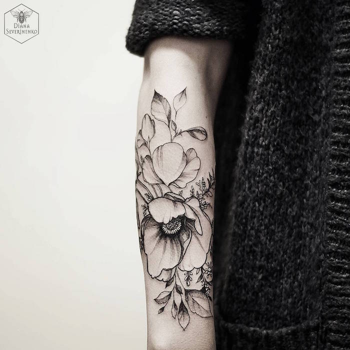 les plus beaux tatouages de fleurs signification du coquelicot avant bras noir, idée coquelicot noir et blanc tattoo