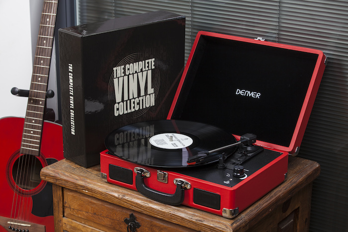platine vinyle en forme de malle rouge avec intérieur noir, idée de cadeau fête des grands pères vintage