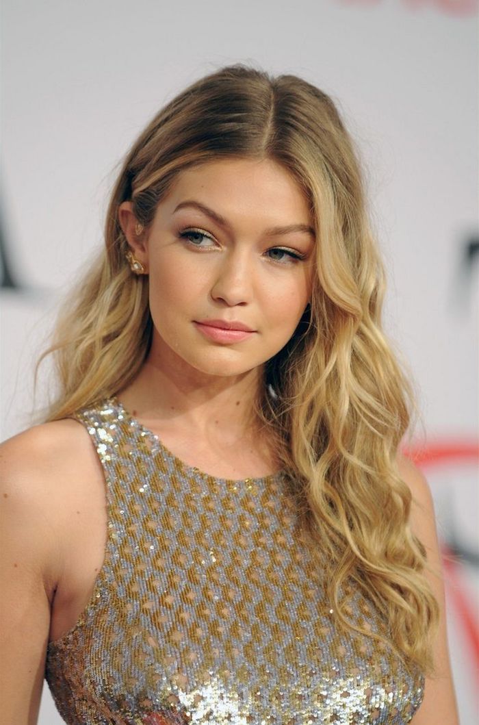 ombré-hair-blond-robe-en-argent-et-or-coiffure-célébrité-avec-boucles-rouge-a-levres-rose couleur de cheveux tendance, coiffure célébrité femme, Gigi Hadid aux cheveux bouclés