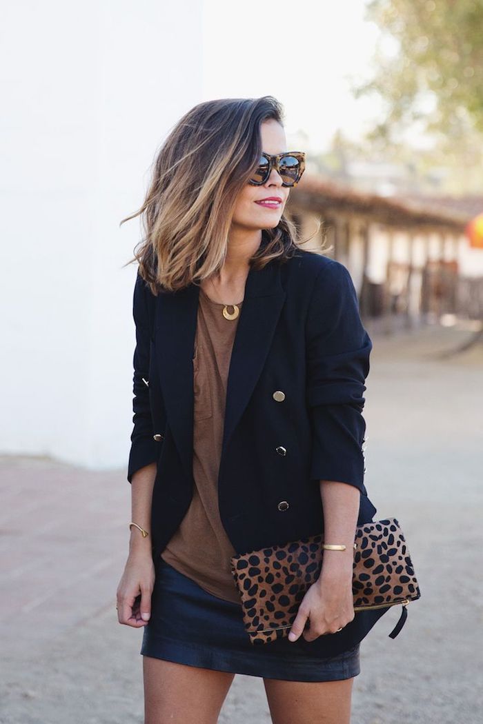 ombre-hair-pochette-à-motifs-panthere-bracelets-en-or-blazer-noir-avec-boutons-en-or balayage blond sur brune, blouse marron avec jupe noir, coupe de cheveux mi longs femme, rouge à lèvre nuance rouge