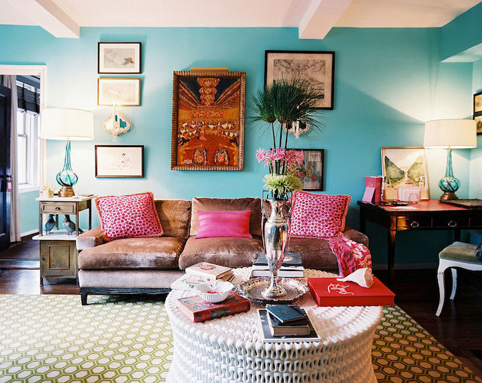 deco maison, salon bohème aux murs turquoise et plafond blanc, tapis à motifs géométriques en blanc et vert
