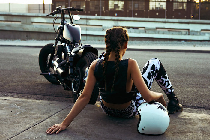 comment bien s habiller, tenue motocross pour femme, top crop en cuir noir avec legging blanc et noir