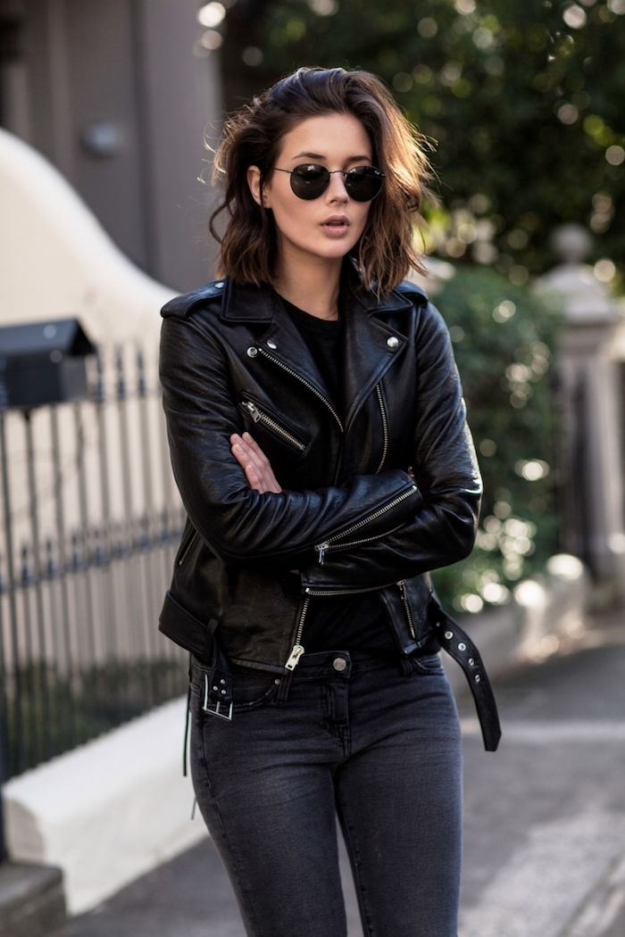 look total noir pour femme, jeans foncés slim avec veste en simili cuir noir