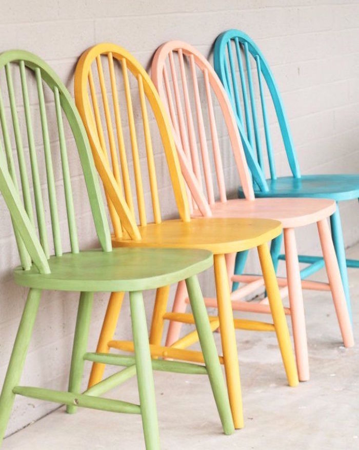 repeindre chaises couleurs pastel en bois 