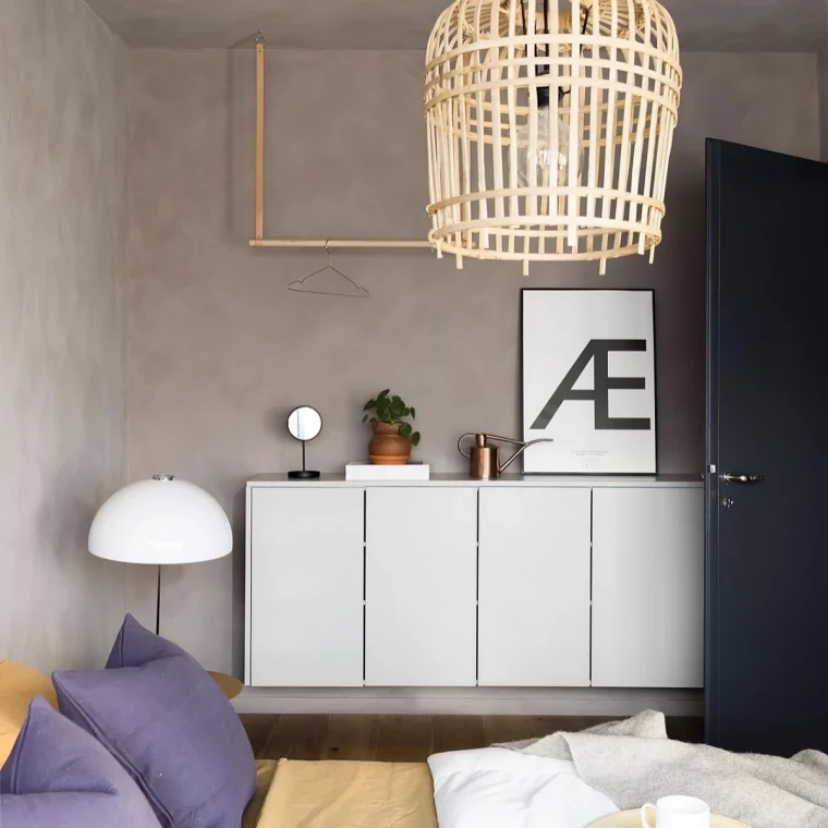 peinture a effet couleur mur taupe suspension luminaire bois commode blanche