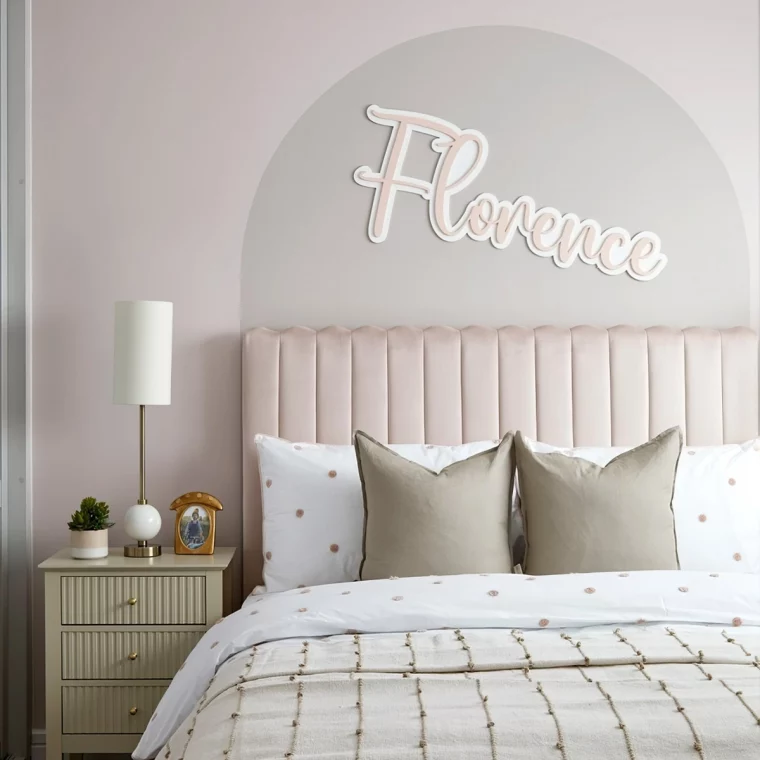 peinture a motifs geometriques effet tete de lit chambre rose poudre et taupe