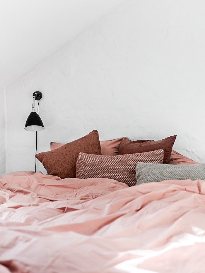 idée comment décorer son lit, ambiance cozy dans la chambre à coucher, coussins décoratifs en marron