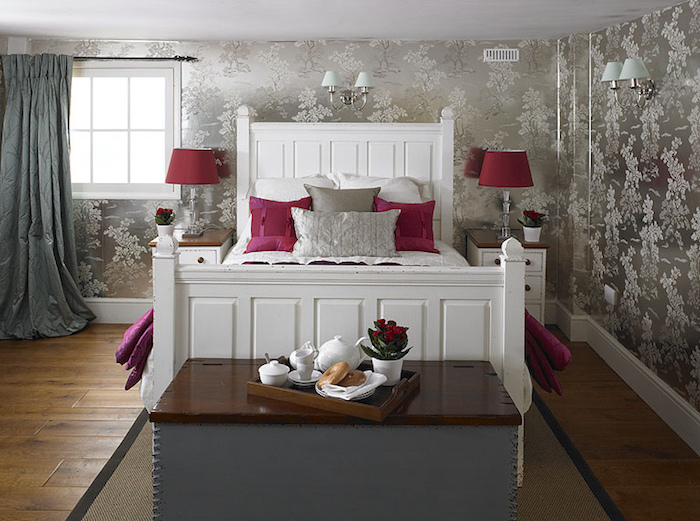 decoration interieur, rideaux longs en gris foncé, fenêtre à carreaux blanche, lampe de chevet en verre et rouge