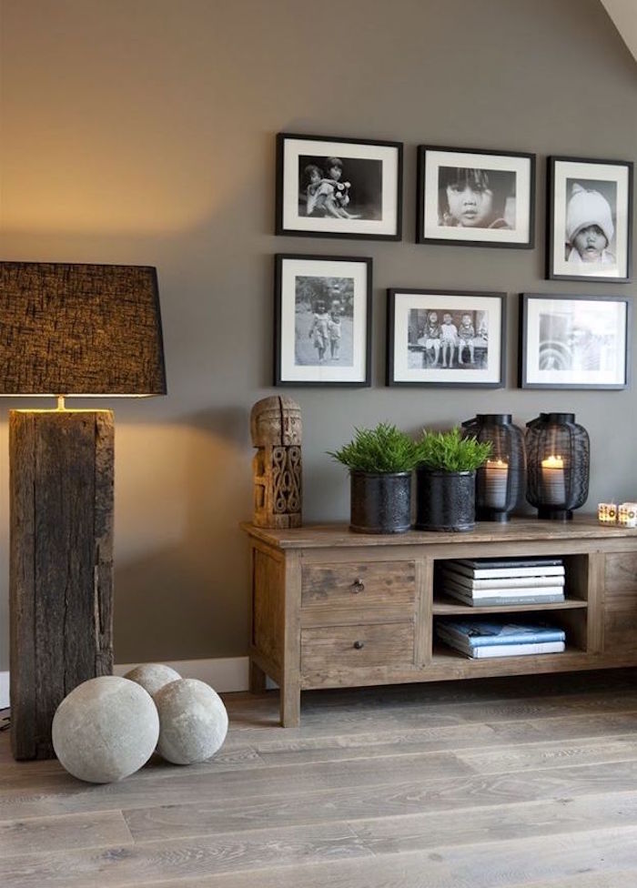 mur de salon gris taupe clair et meuble bois vintage