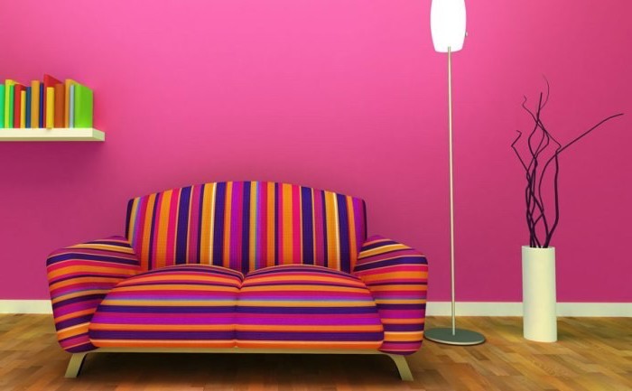 palette de couleur, salon aux murs peints en rose foncé, canapé rayée en violet jaune et bleu, vase blanche avec fleurs séchées