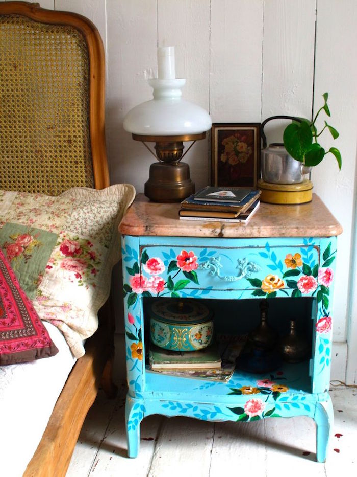 rénover table de chevet peindre ancien meuble en bois fleurs