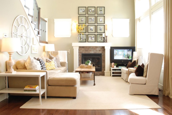 couleur peinture salon beige et tapis ecru, fauteuils blancs, parquet marron, cheminée rustique, horloge originale, decoration mur de photos en noir et blanc