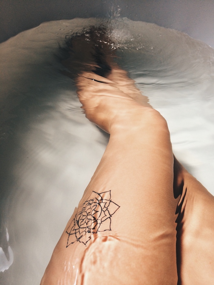 tatouage géométrique, jambes féminines dessinées en encre, tattoo pour femme à design fleur mandala