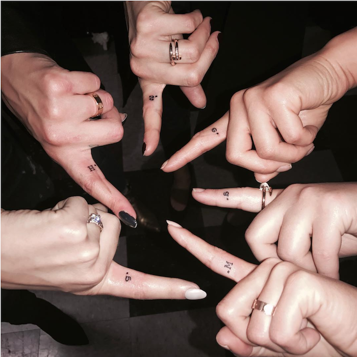 tatouage amitié pour filles, manucure noire et blanche, doigts féminins avec petits tatouage lettres