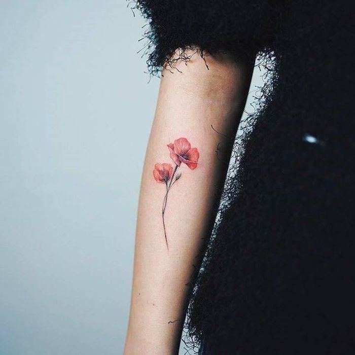 tatouage fleur coquelicot relief realiste rose sur le bras