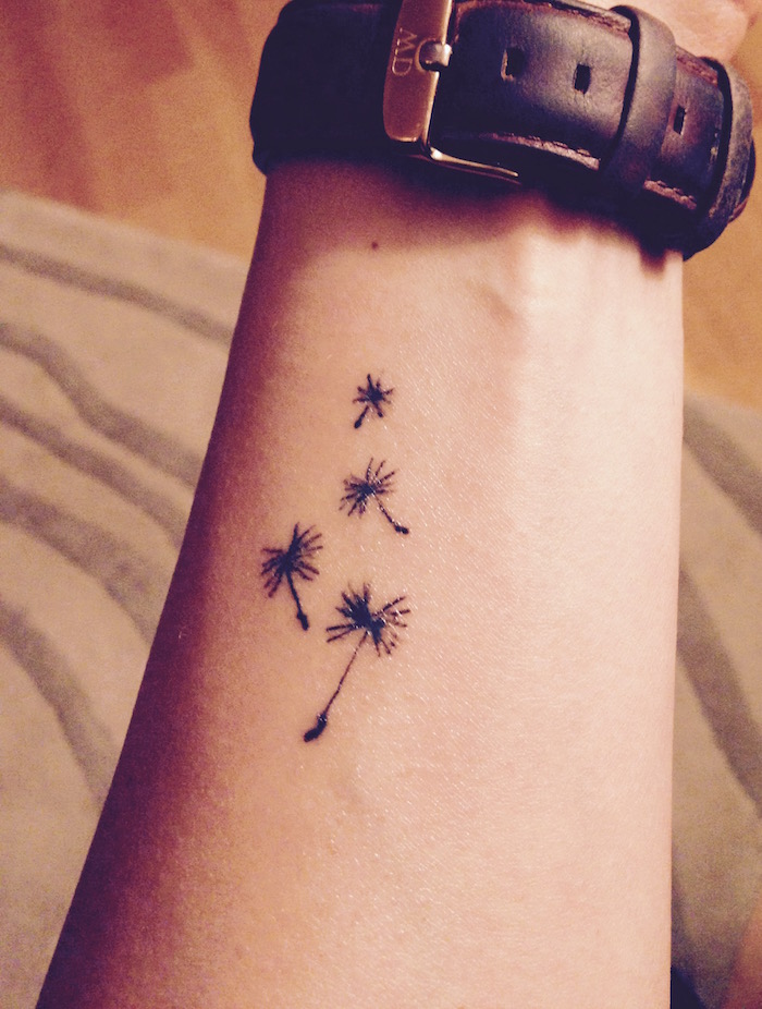 petit tatouage fleur de pissenlit discret sur le poignet