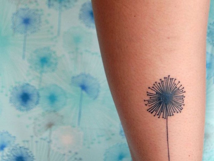 petit tatouage fleur de pissenlit simple sur le bras ou mollet