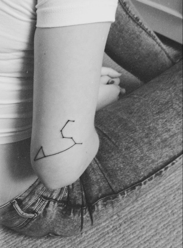 signification etoile tatouage bras femme discret coude constellation