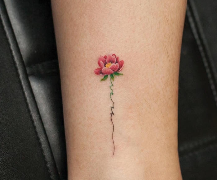 tatoo coquelicot tatouage fleurs couleurs sur la cheville, idée coquelicot minimaliste aquarelle
