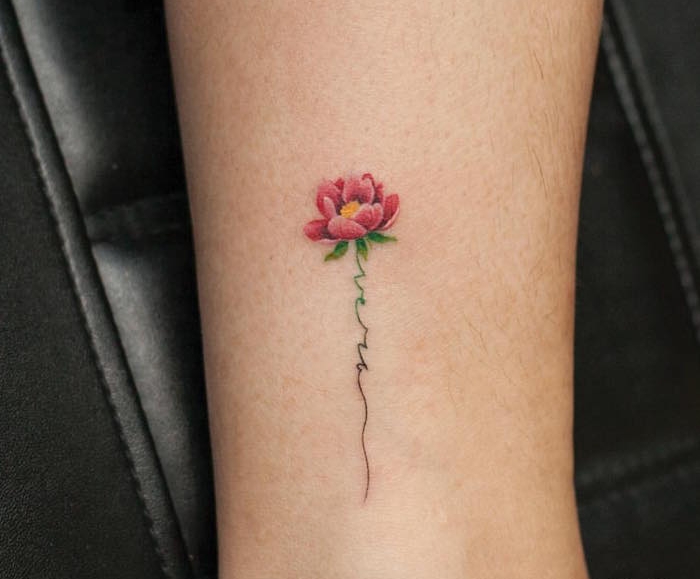 tatouage fleurs couleurs sur la cheville idée dessin minimaliste aquarelle