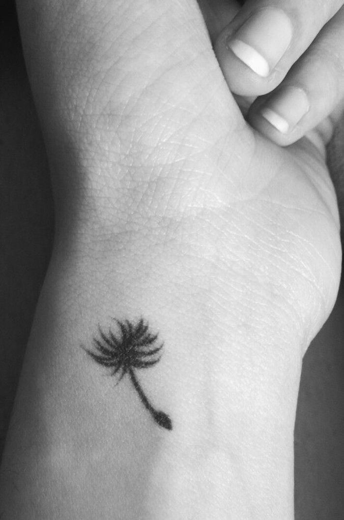petit tattoo discret fleur pissenlit tatouage minimaliste