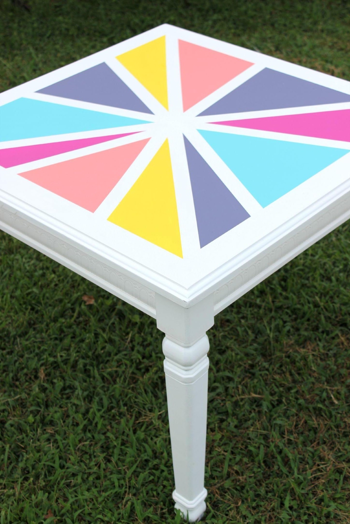 jolie idée pour relooker un meuble en bois, une table basse sublimée par des motifs géométriques colorés