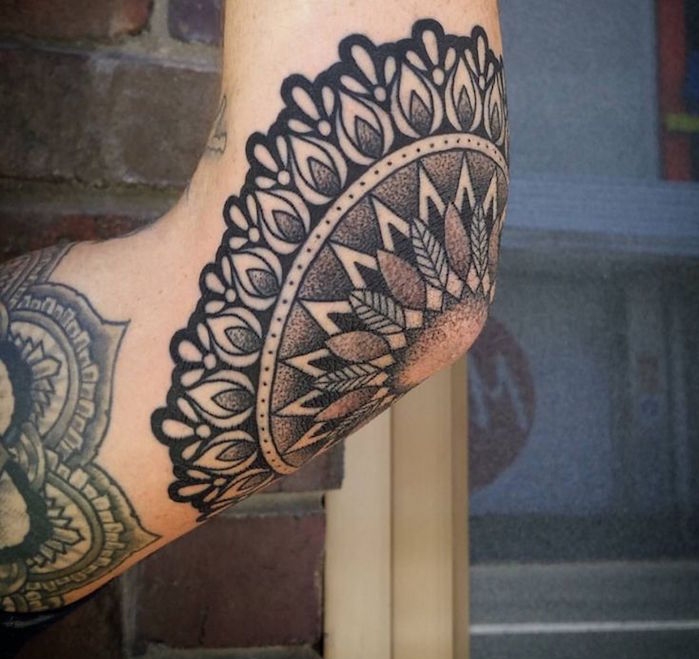 tatouage fleur mandala noir en pointillés et dotwork