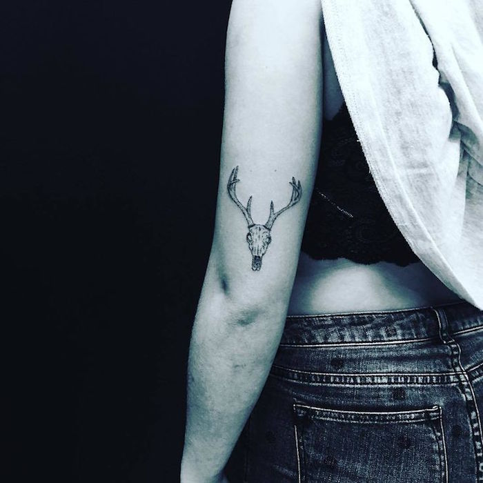 idee modele tattoo coude tete de cerf bras femme