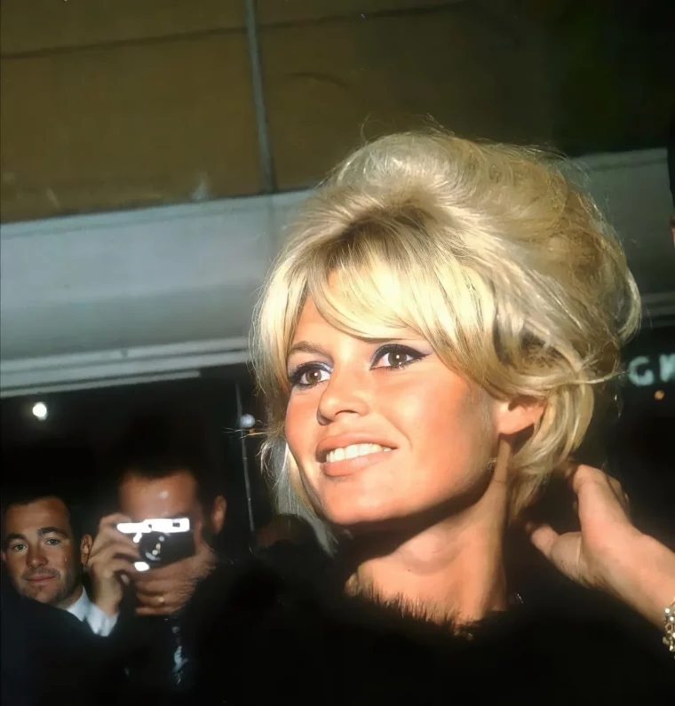 photo de brigitte bardot cheveux blonds avec la fameuse frange