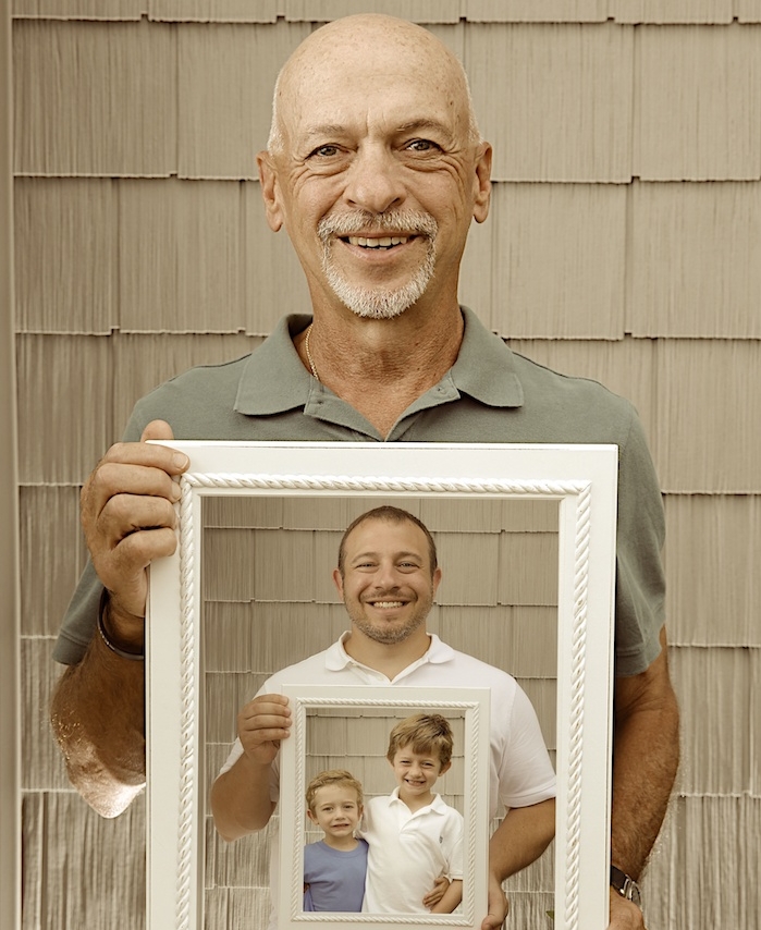 idée de photo trois générations, papy, papa et grands-fils, mise en abyme, idée cadeau grand-père original