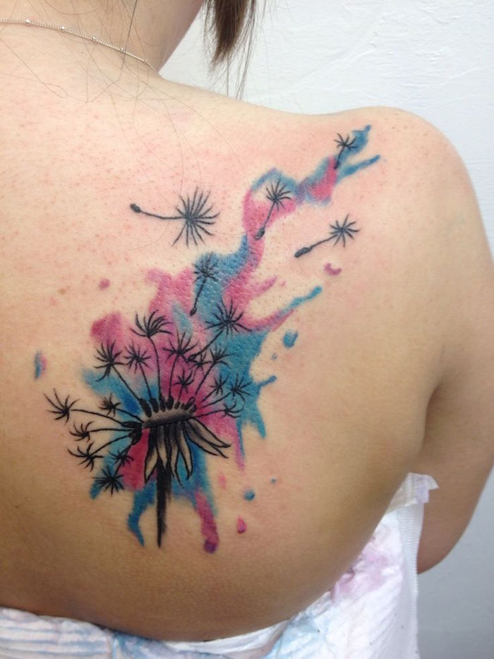 tattoo fleur dos femme avec couleurs style aquarelle tache water