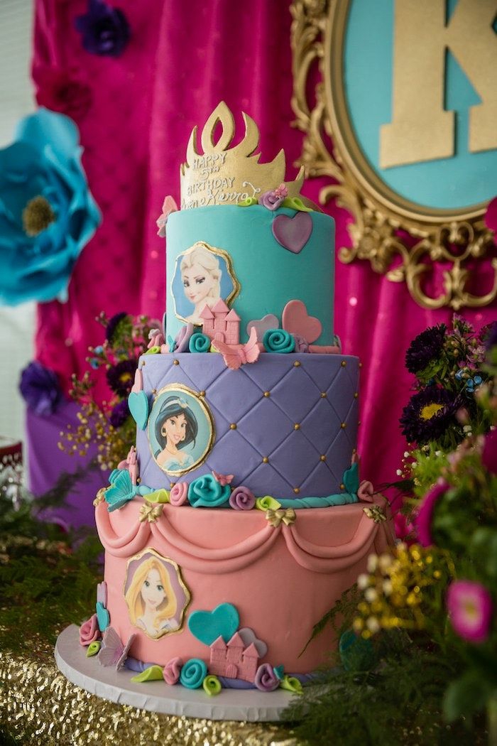 Joli gateau de princesse idée gateau anniversaire princesse preparation Frozen disney 