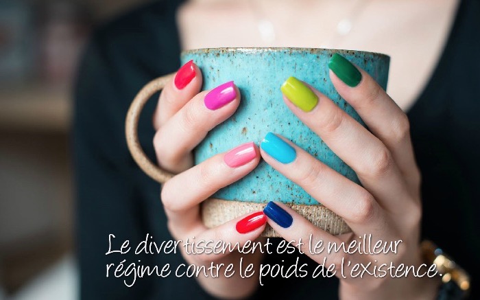 citation humour, image avec mains féminins et tasse de café, lettres sur le rire avec photo multicolore