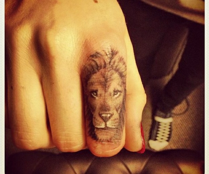 Chouette tatouage reggae ou un tatou lion chinois tattoo lion tattoo art doigt lion tatouage