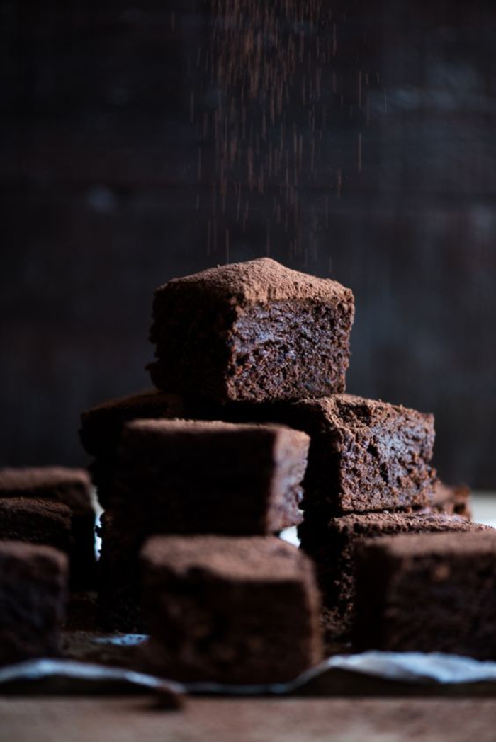 un gâteau brownie à la farine de marrons et aux morceaux de barre chocolatée mars, idées gourmandes que faire avec des chataignes