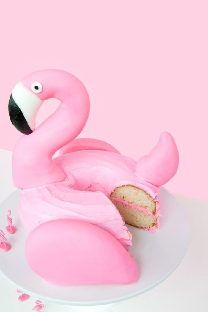 un gateau d'anniversaire enfant original flamant rose à base de cake donut